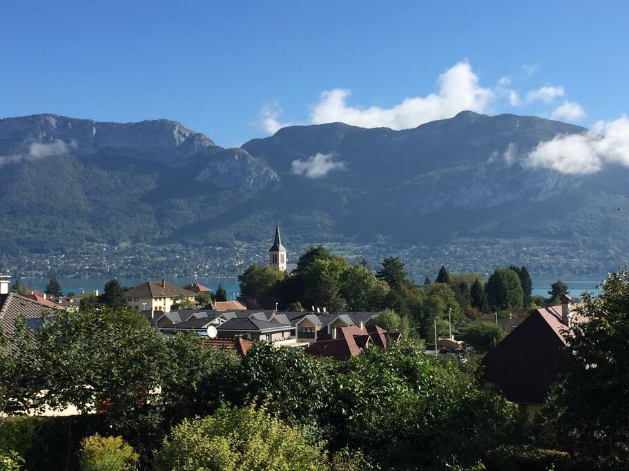 Vue lac depuis balcon et jardin
