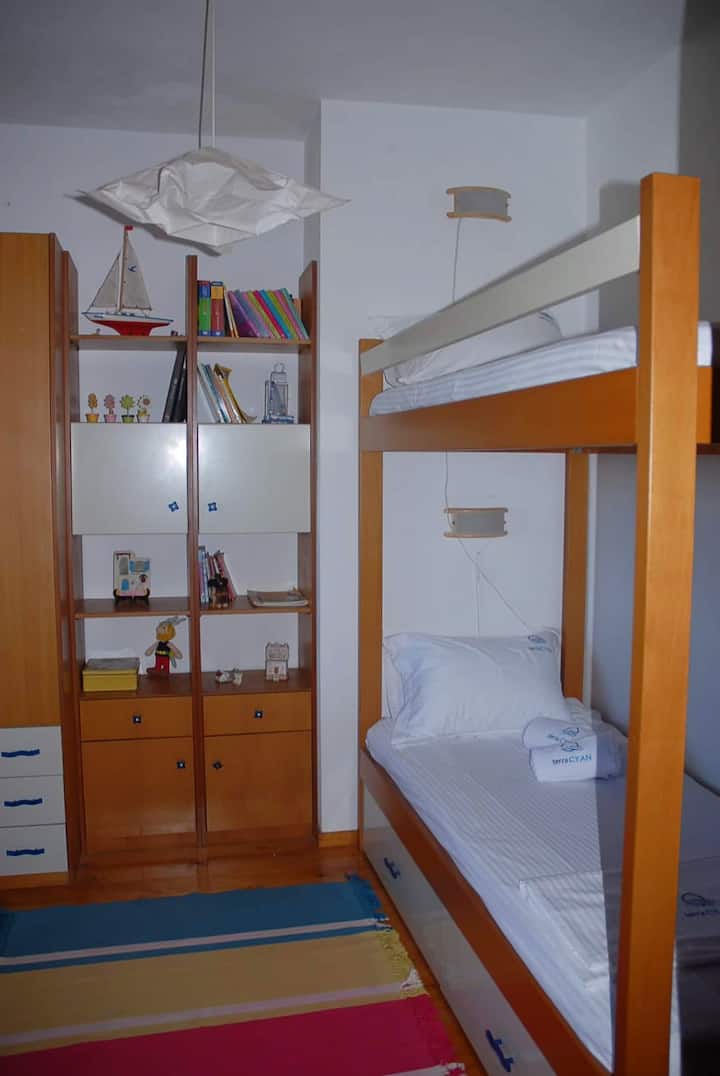 غرفة نوم في الطابق العلوي (2)