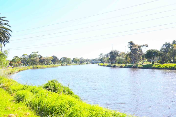 Hillside Retreat with CBD and River Views gallery image 2