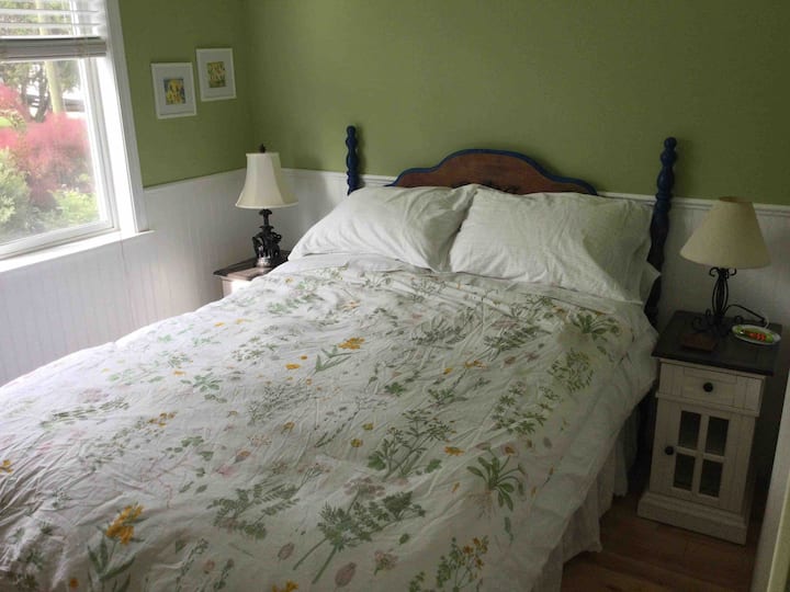 Მწვანე ოთახი ორადგილიანი საწოლით წინა ბაღებშია.