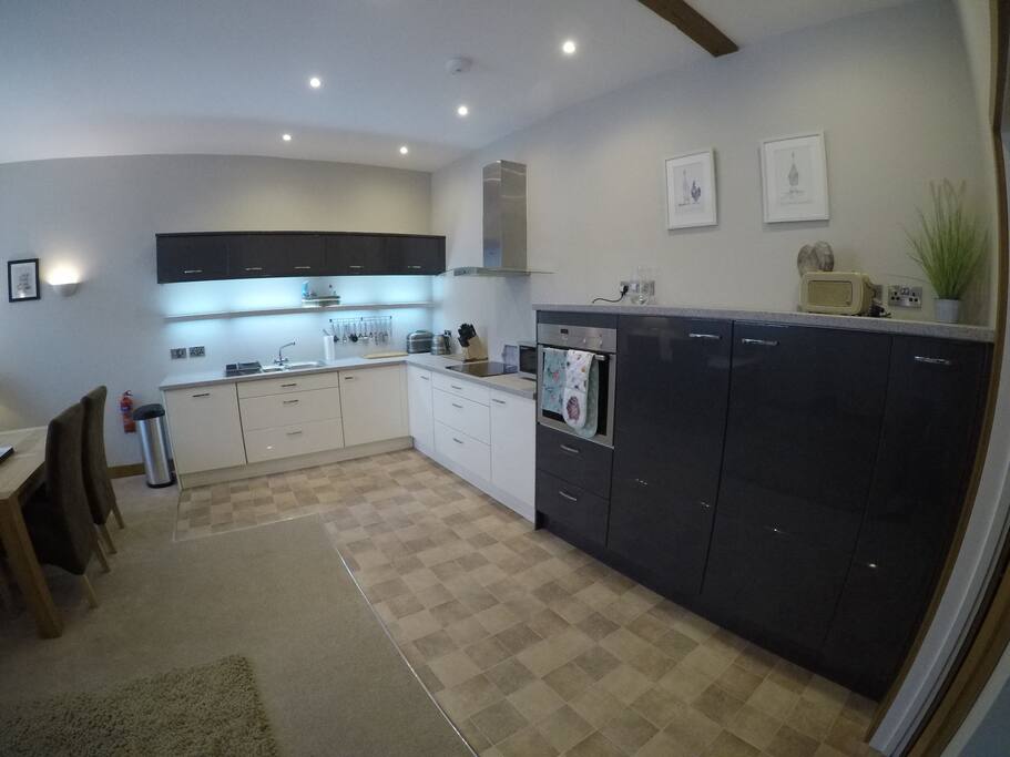 Modern fitted kitchen, fully equipped