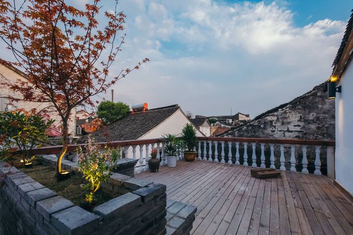 卧龙桥游船码头私享阳台豪华大床房 Farm Stays For Rent In Jiaxing Zhejiang China