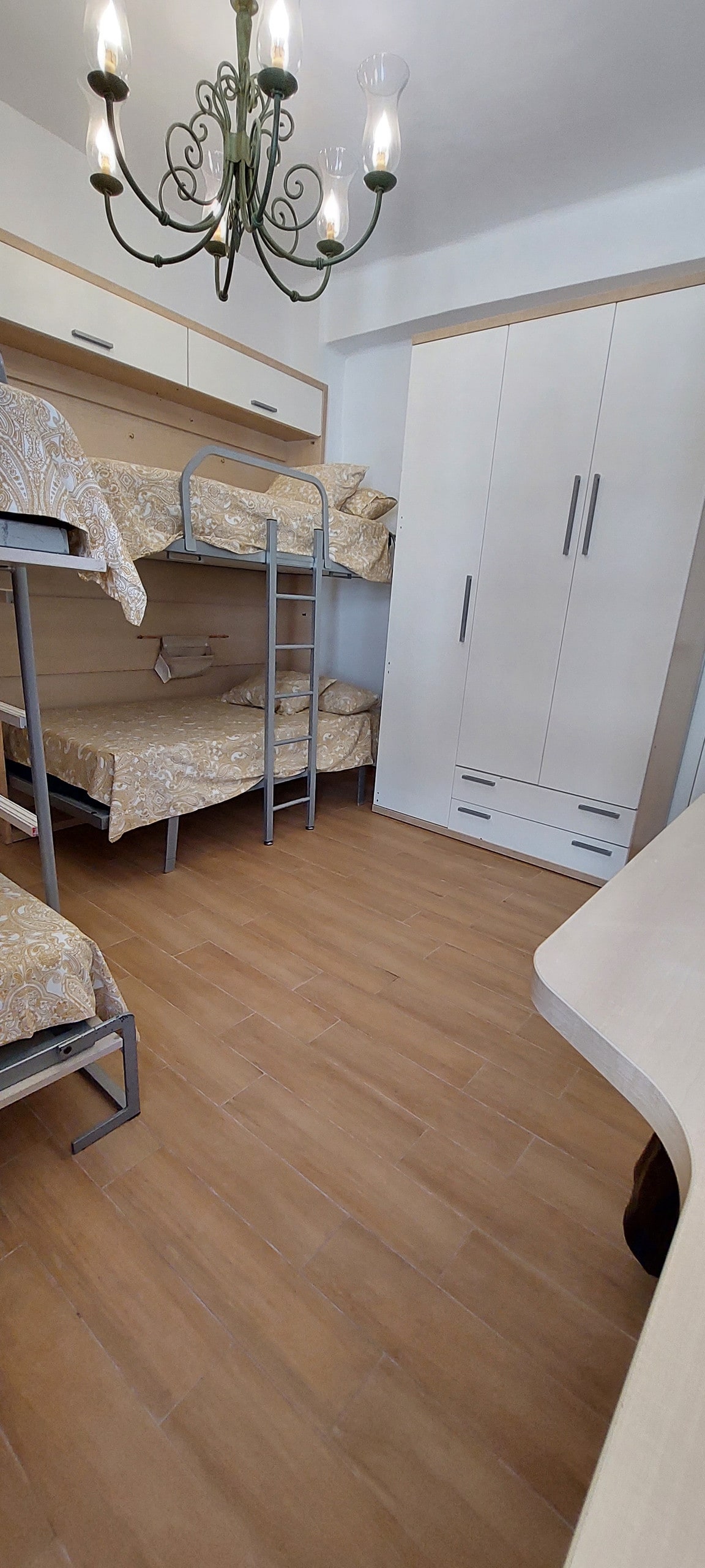 Overzicht van de slaapkamer vanuit het raam