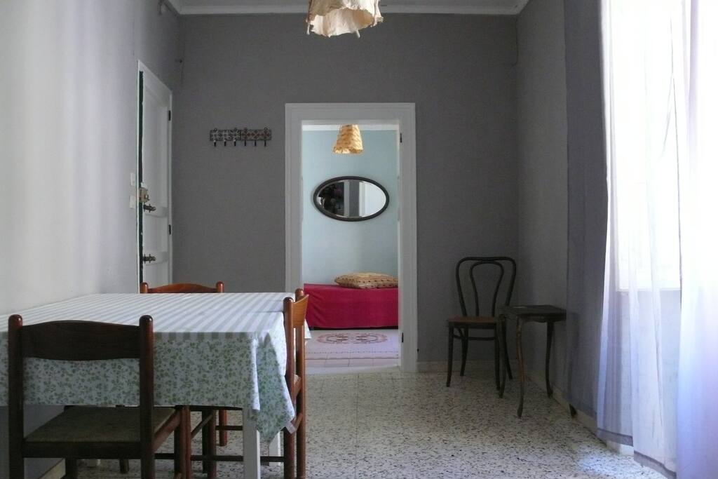 Esszimmer mit Blick in eines der beiden Schlafzimmer