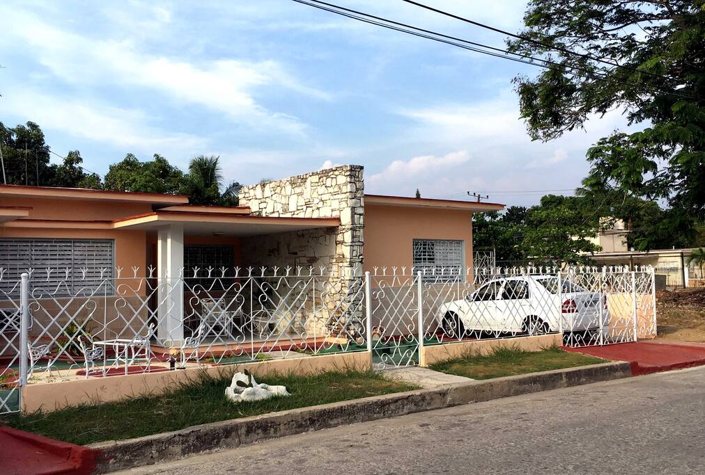 Fachada con cochera
