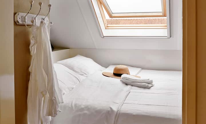 Ferienhaus zur Selbstverpflegung für 14 Personen + 2 Babys. Sechs Schlafzimmer und 4 Baeder. Doppeltoilette im Erdgeschoss. Doppel-TV-Bereich.