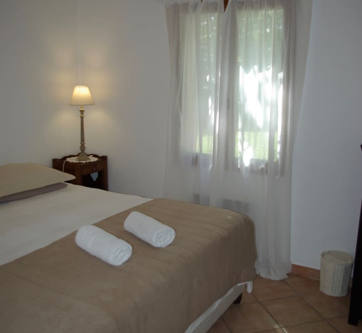 Main bedroom with Super King bed (180x200cm)