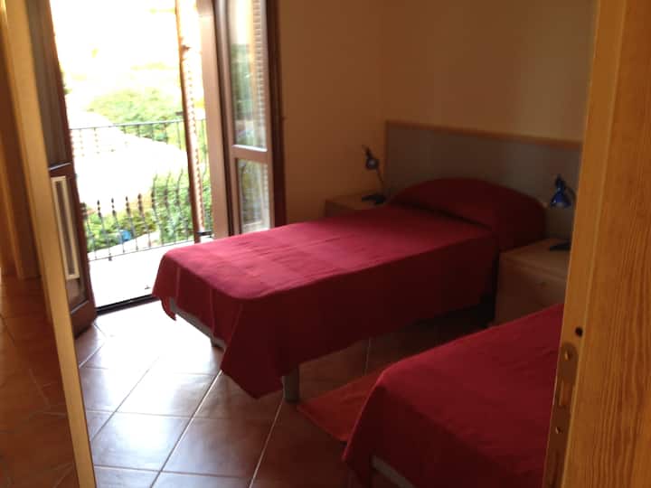 druga spavaća soba s jednostrukim krevetima