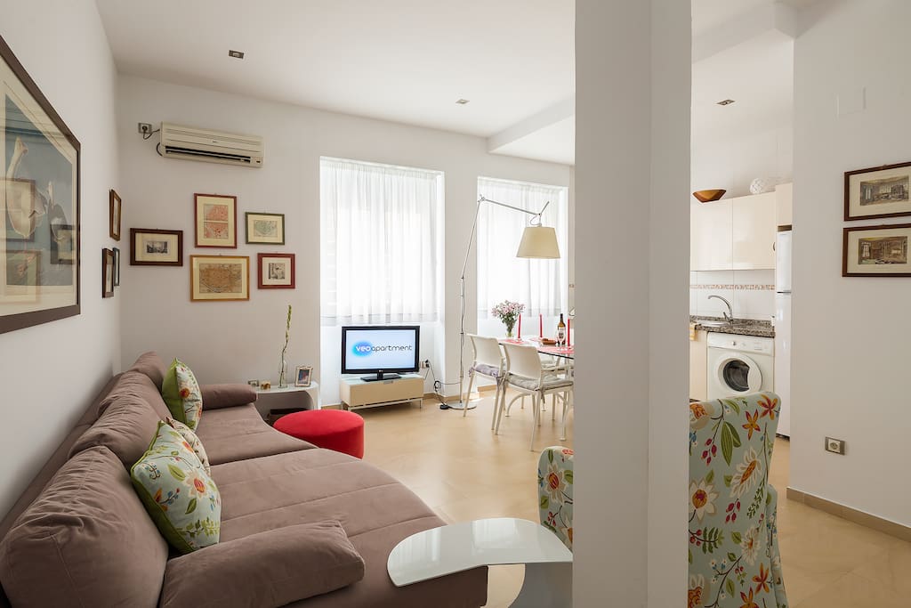 Living area. Two windows open out onto Siete Revueltas pedestrian street.