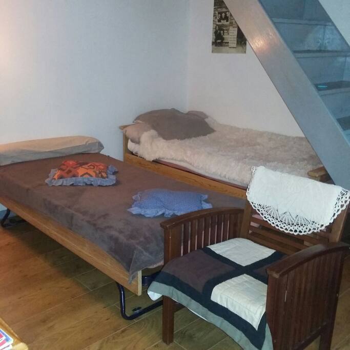 chambre avec deux lits simples , télévision, une salle d'eau .