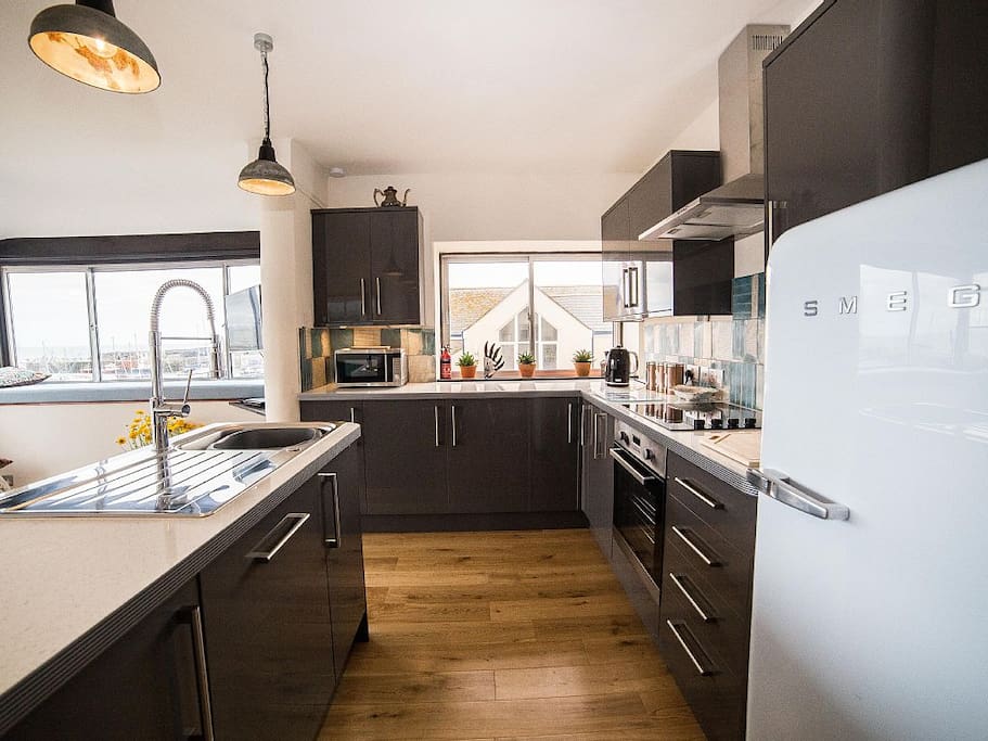 Brand new kitchen with many extras and views of the Harbour,sea and cliffs. Fabulous views all year round.