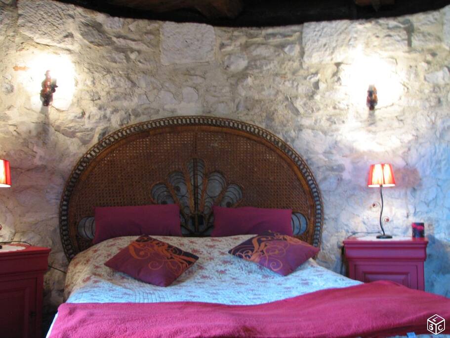 La chambre tout en rondeur, murs de pierre, vue exceptionnelle sur les collines alentour et Pyrénées.
