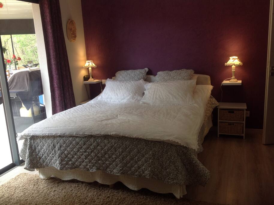 chambre 1 donnant sur terrasse et vue sur le bois. Télévision/coin bureau/ avec salle de bain/double vasque/grande douche/ Baignoire