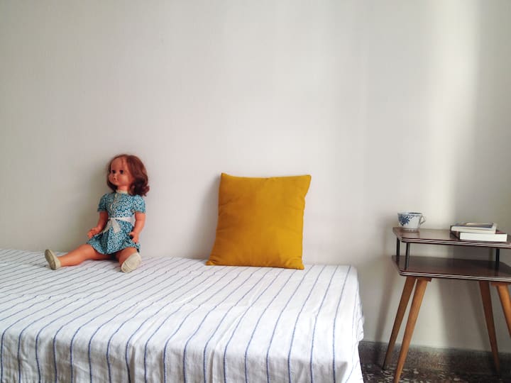 El segundo dormitorio tiene una cama individual y un pequeño balcón.