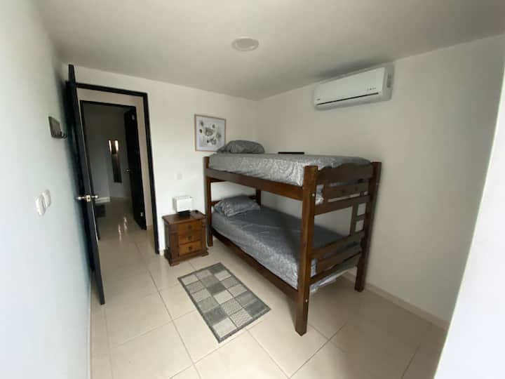 habitación 3, aire acondicionado, cama de cabaña con colchones muy cómodos.