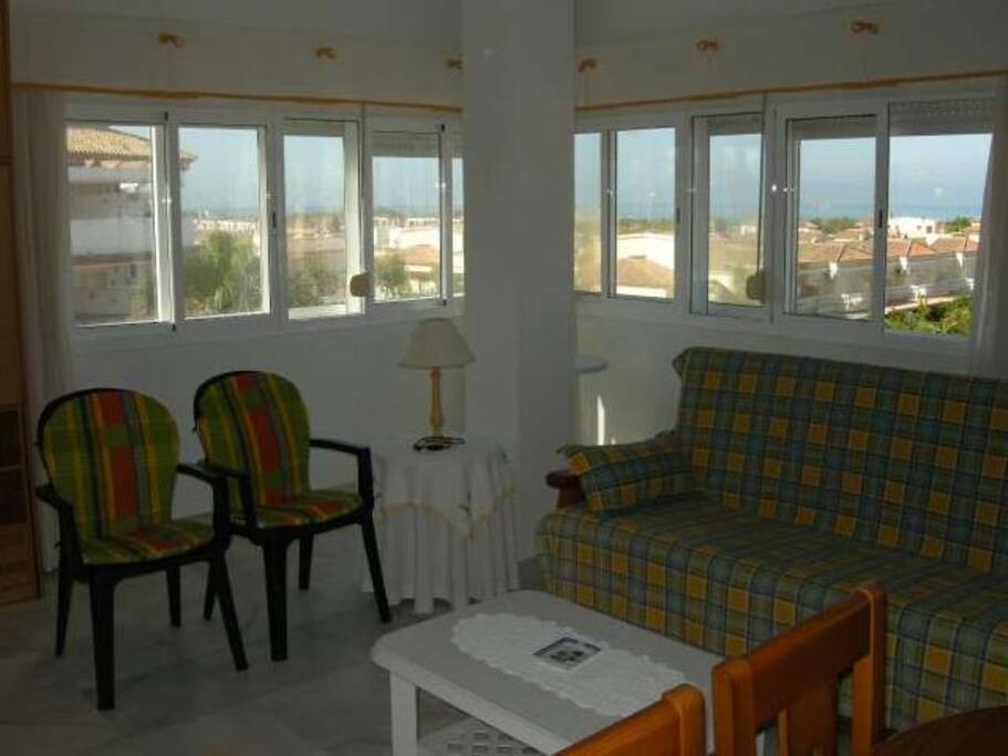 Amplio salón independiente de 25 m2, todo exterior con vistas al mar y acceso a balcón