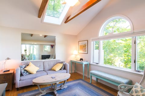 Top performing Airbnb: Cozy Condo/Cottage on Cove, Walk to Town in Orleans