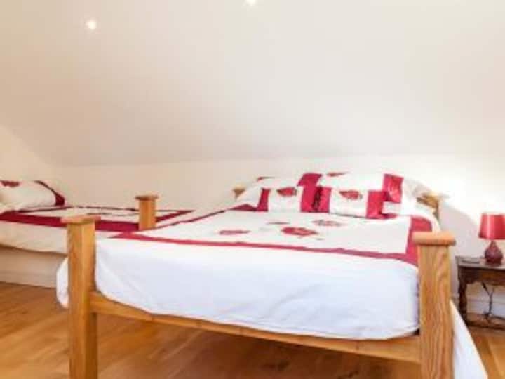 Bed 3 has king plus single bed