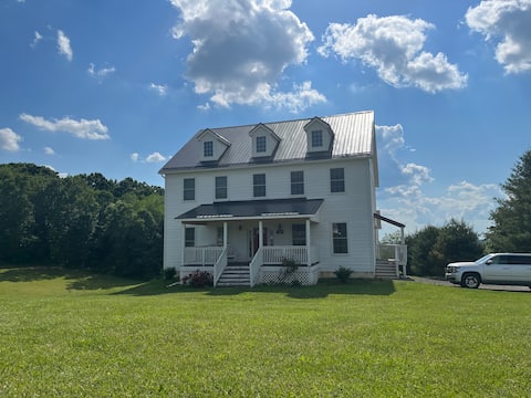 Farmhouse with  view, 5 bed/3 bath. Free parking!