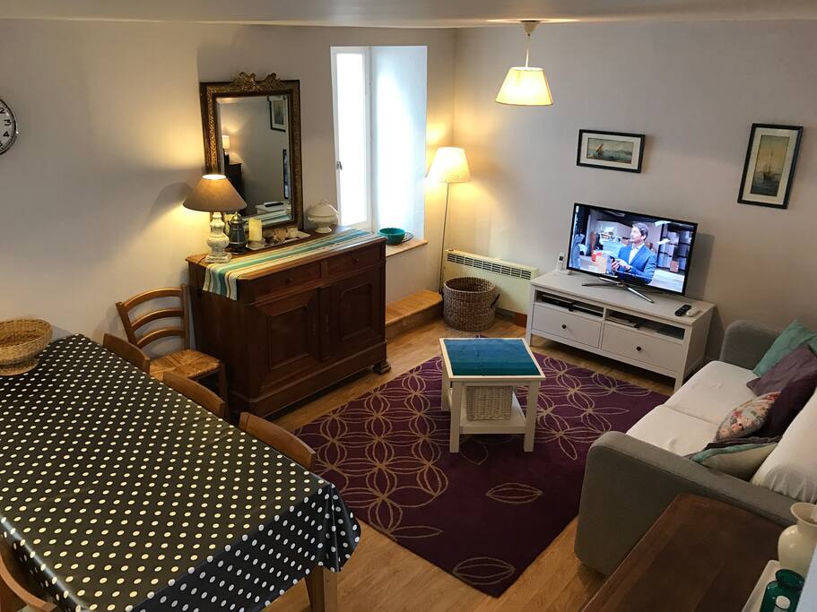Pièce à vivre avec écran plat et box ADSL 15 méga wifi/TV/tel fixe
