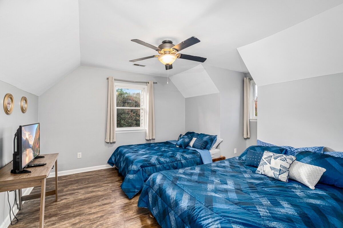 Спалня #3

~2 двойни легла~