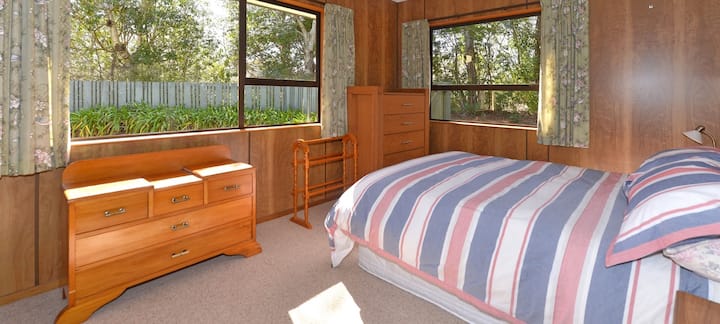 Dormitorio 1 (en la planta baja): dormitorio doble tamaño queen.
