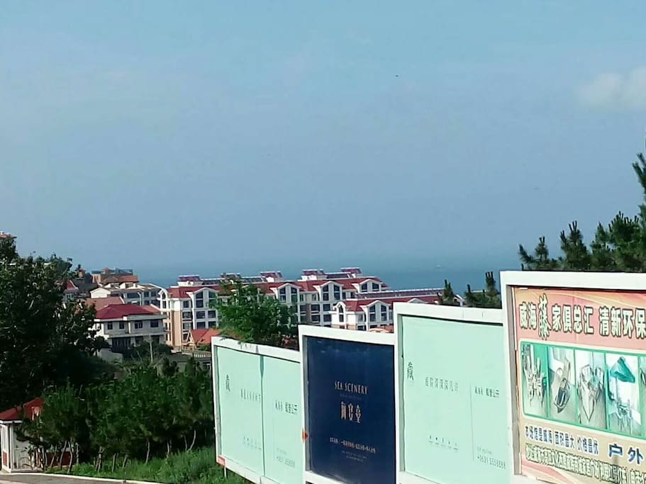东边就是海,走路十分钟吧!
