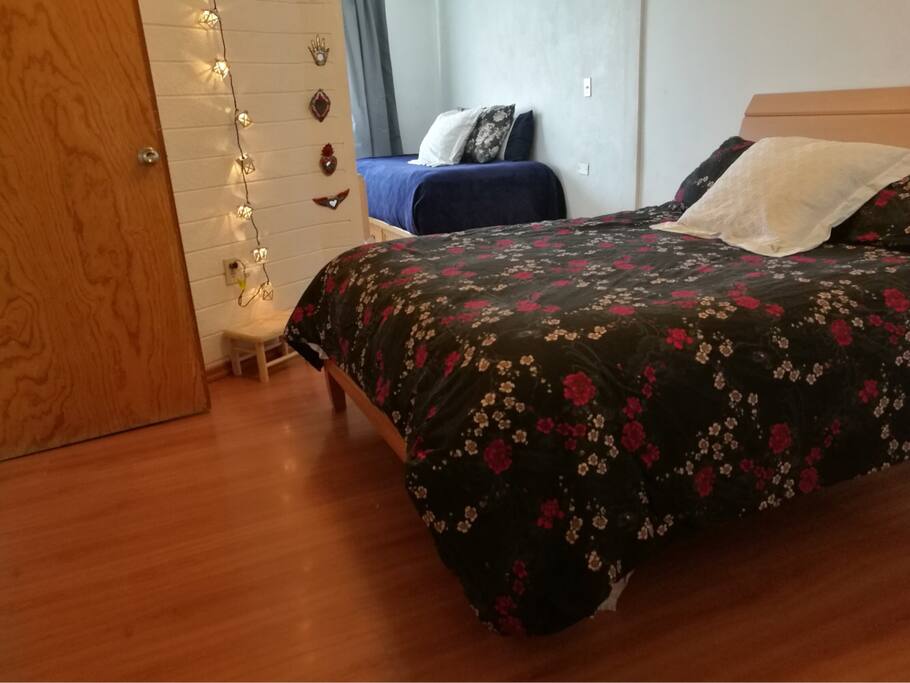 Recámara cama queen size. / bed room queen size bed and sofa