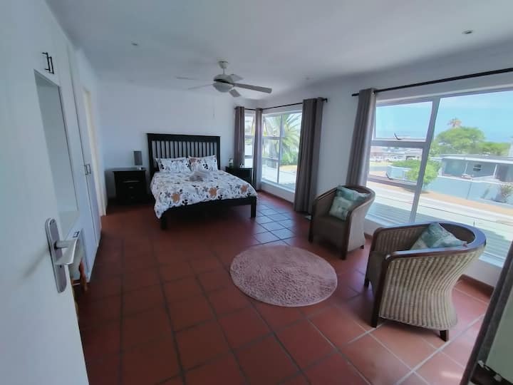 ห้องนอนใหญ่ชั้นบน 1: เตียงควีนไซส์ยาวพิเศษพร้อม BIC และห้องน้ำในตัวเข้าถึงระเบียง