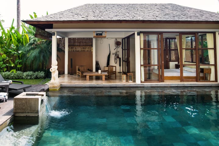 Canggu center bungalow: walk to eat, shop, beach!