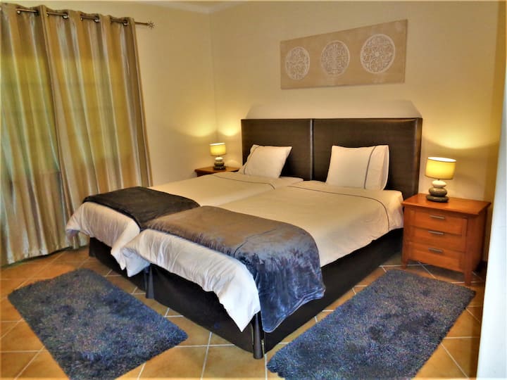 Dhomë gjumi Nº1 në katin përdhe (dyshek 1mx2m secili)