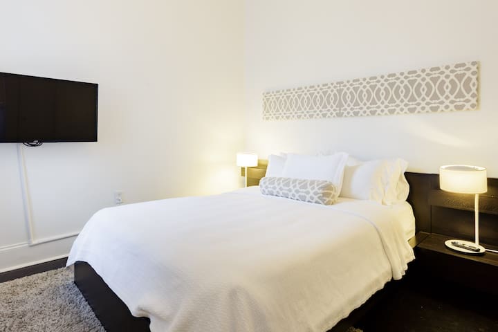 Walk to the French Quarter from Financial District Apartment gallery image 3