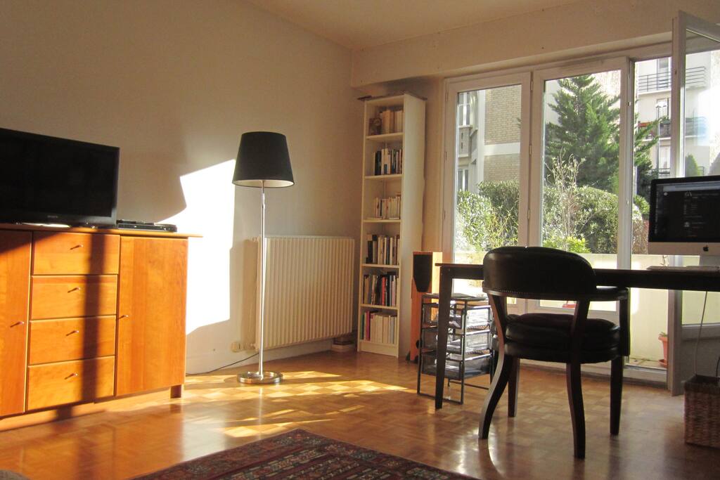 Séjour avec table à manger ou bureau, donnant sur terrasse