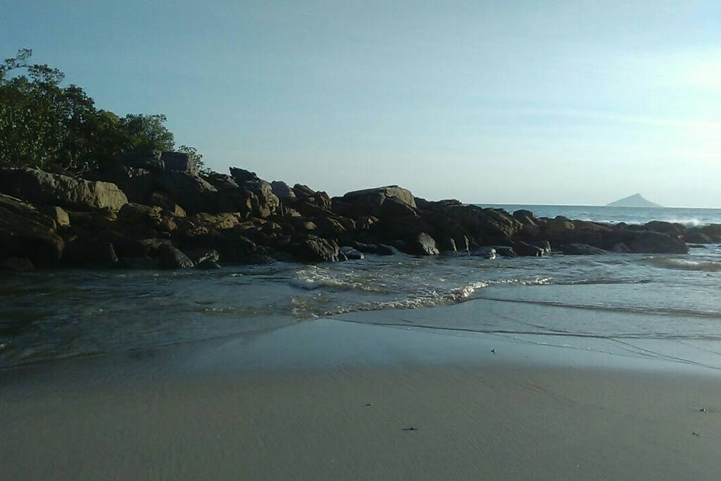 lado esquerdo da praia de Camburizinho
