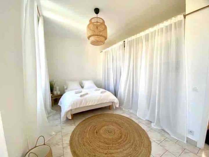 Საძინებელი 2   1 საწოლი 140/190, რომელიც ბაღს გადაჰყურებს 