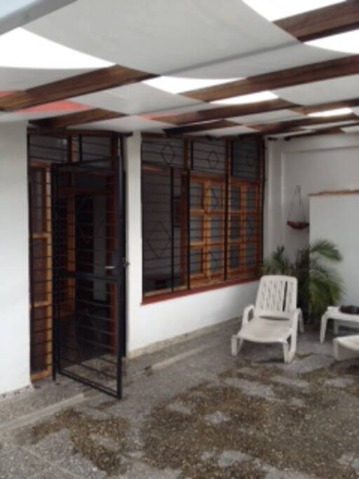 Terraza por donde se entraría a uno de los cuartos
