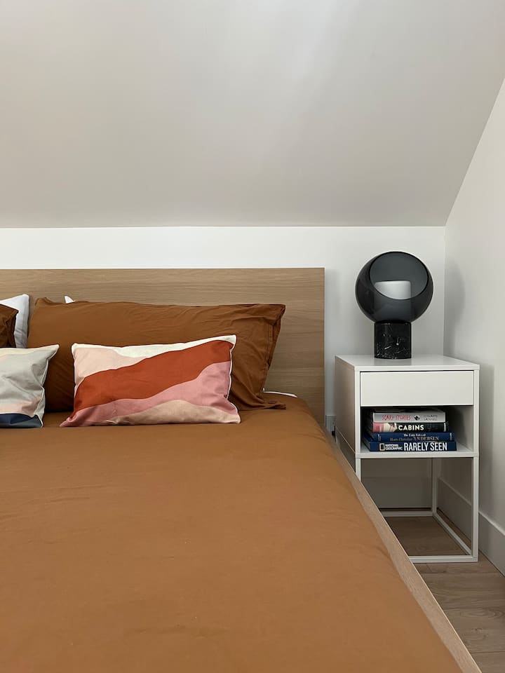 Dormitorio principal, cama tamaño king en el segundo piso 