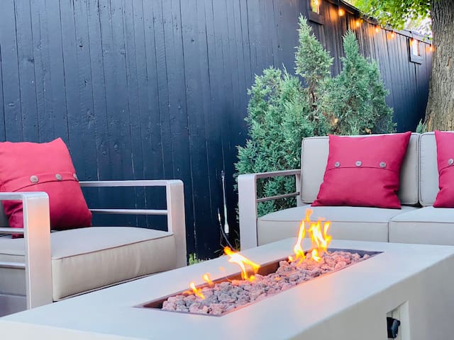 Spacious Luxury Home with Heated Pool & Pool Table gallery image 3