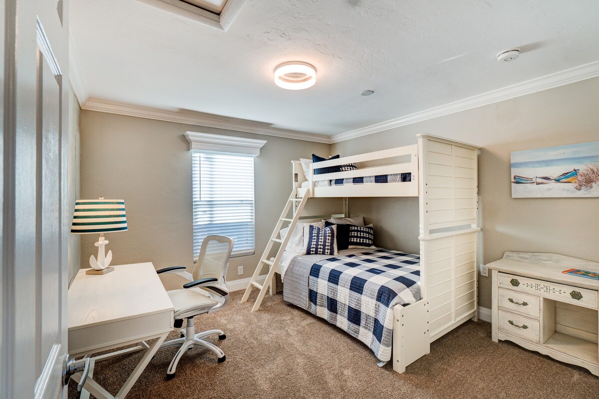 双人/全功能卧室-办公桌已移至主卧室，以容纳新的街机游戏！