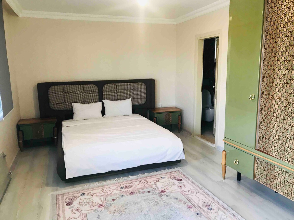 上层2号卧室和套内卫生间+卫生间+阳台