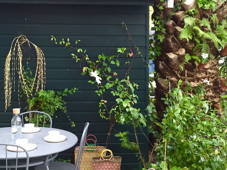 Petits déjeuners servis sur la terrasse quand le soleil est là