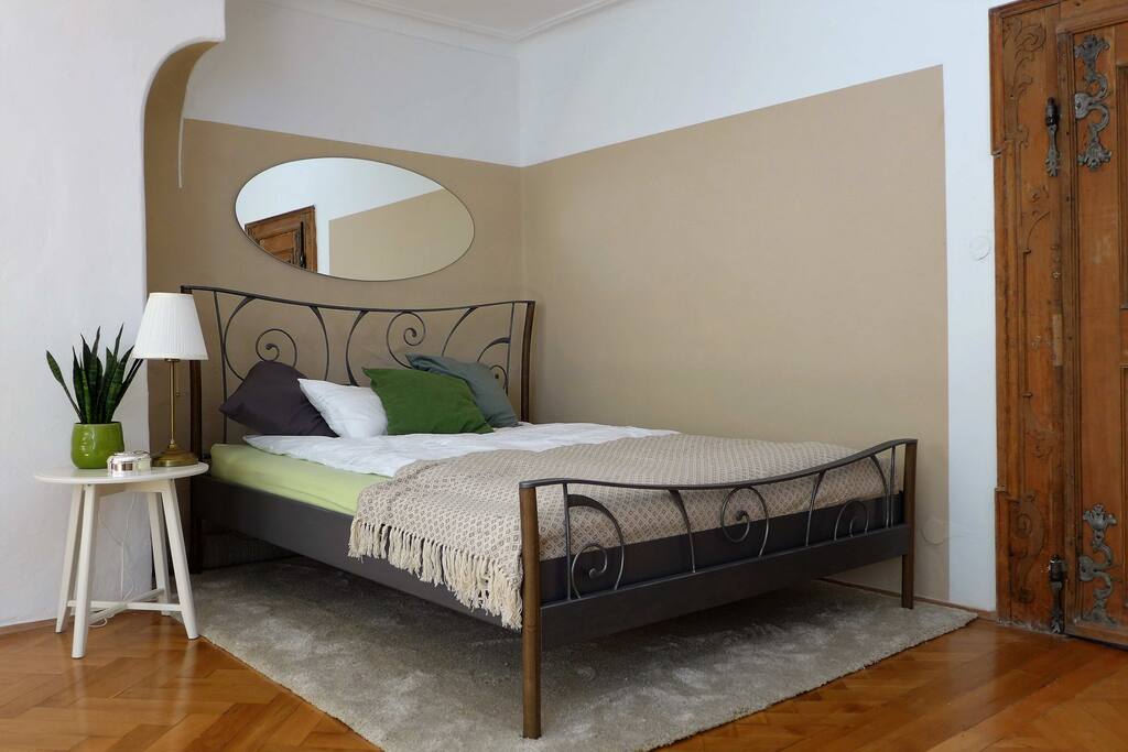 Das gemütliche Doppelbett ist 160 x 200 cm groß. - The cosy double bed is 160 x 200 cm.
