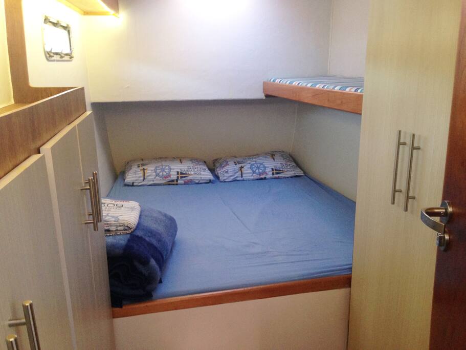Camarote de Popa (cama Queen Size) e beliche infantil