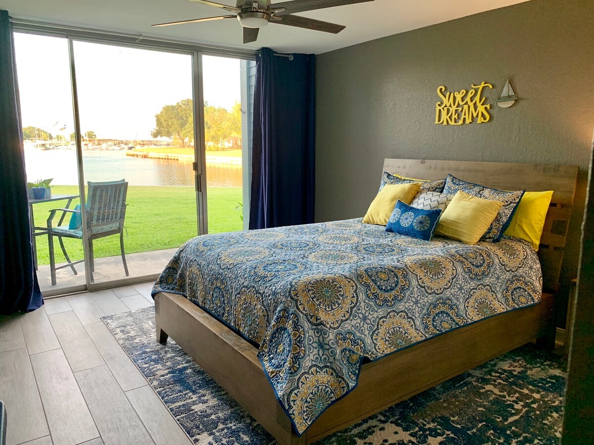 בחדר השינה הראשי יש מזרן קווין סייז חדש