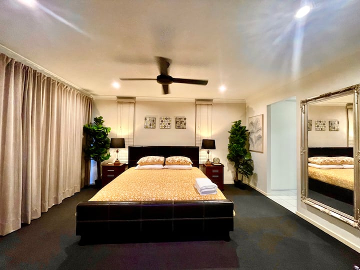 Master Bedroom with King Bed, Ensuite and adjoining Parents Retreat