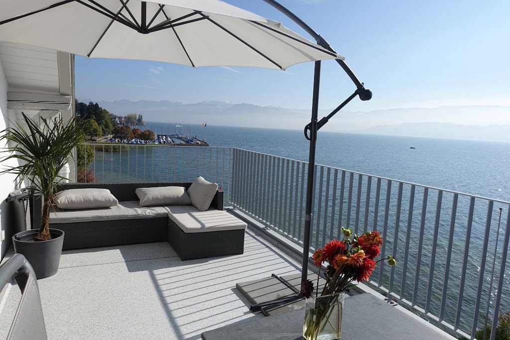 Balkon mit Sonnenschirm