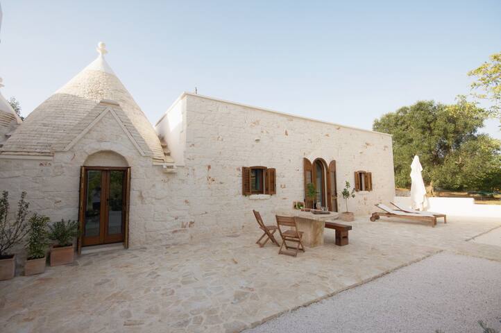 Iconic trullo & luxe pool sleeps 4+2