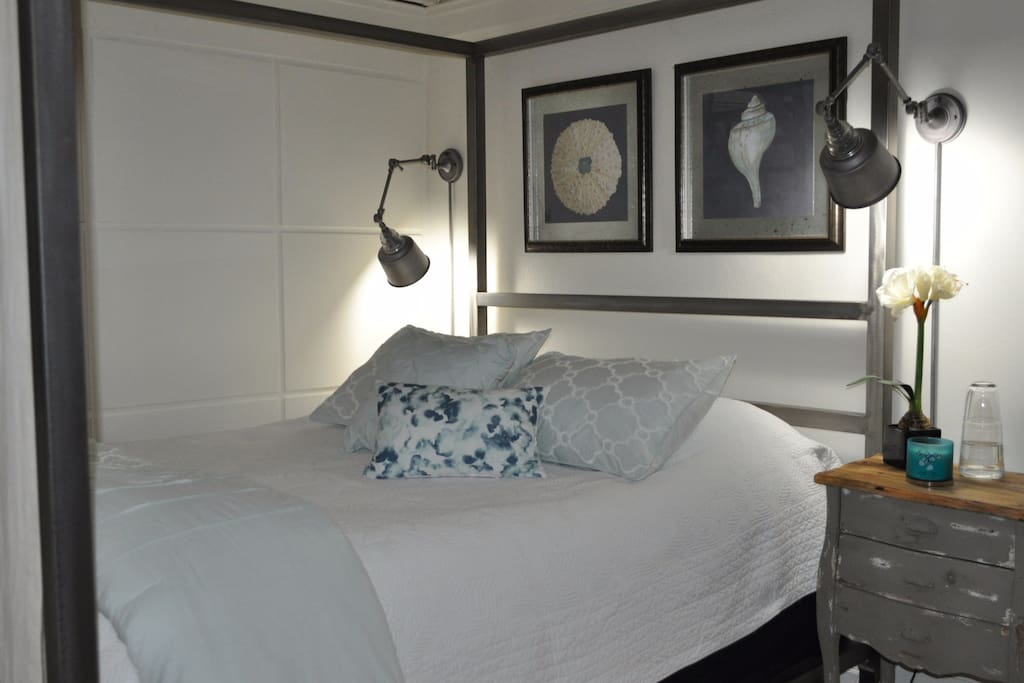 Cozy Queen bed with luxurious linens.