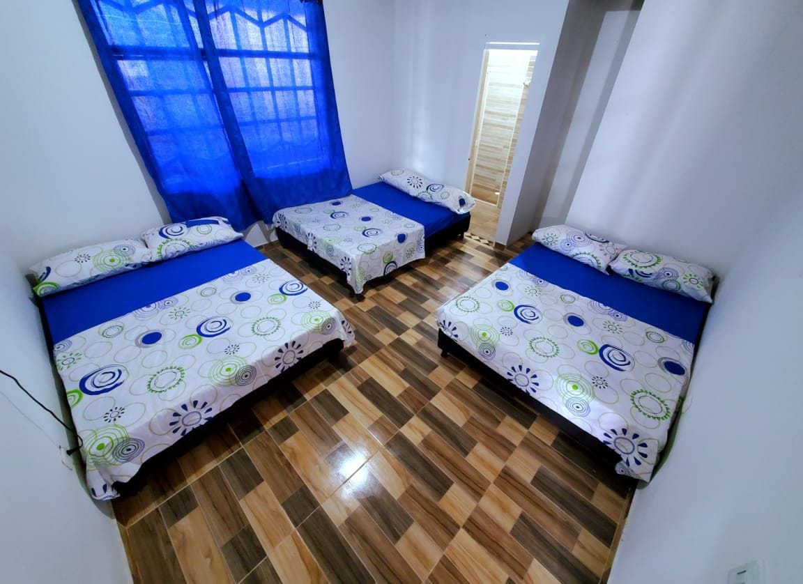 Ima 4 prostrane sobe, svaka s 3 bračna kreveta, velikim ventilatorom, privatnom kupaonicom i organizatorom odjeće