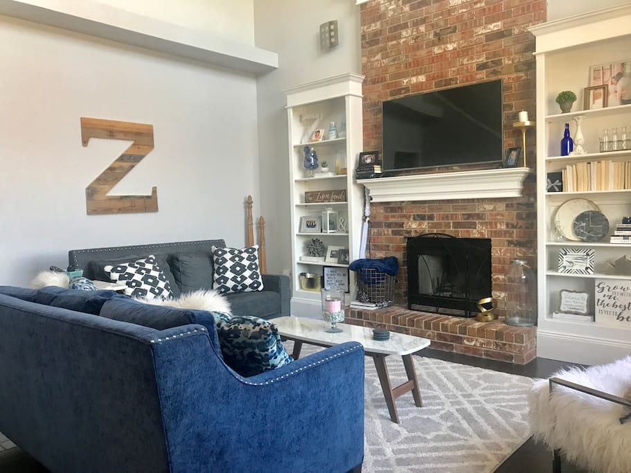 Living room as soon as you walk in!
